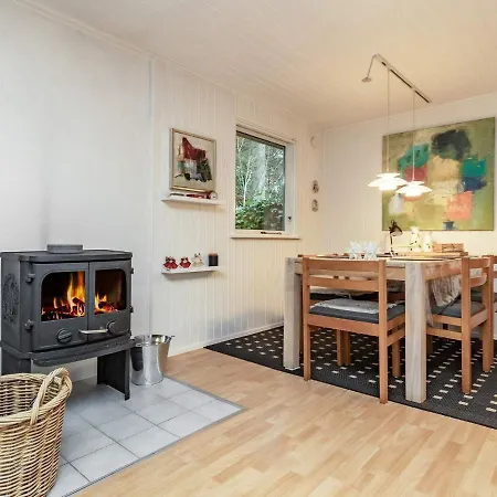 4 Person In Hals-by Traum Hals